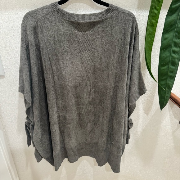 Barefoot dreams poncho style sweater size S/M olive - Picture 4 of 8